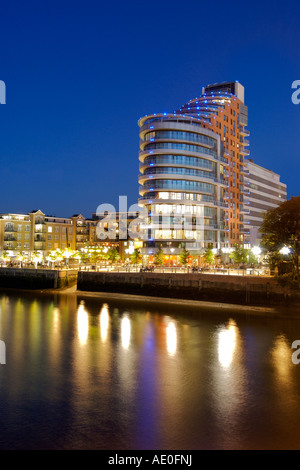 Crépuscule sur le remblai et Putney Putney Wharf Tower apartment block le long de la rivière Thames à London. Banque D'Images