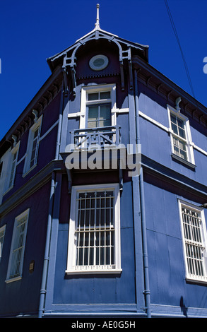 Carton ondulé peint typique bâtiment de fer vêtu dans la banlieue de Cerro Conception, Valparaiso, Chili, Amérique du Sud. Banque D'Images