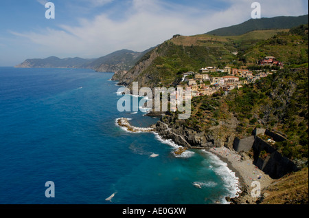 Les Cinque Terre à la côte nord. Le premier village vue est Riomaggiore avec sa plage au premier plan. Banque D'Images