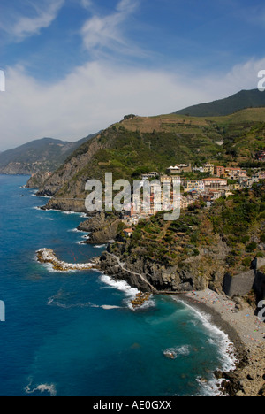 Les Cinque Terre à la côte nord. Le premier village vue est Riomaggiore avec sa plage au premier plan. Banque D'Images