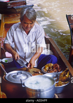 La préparation de l'homme duck on food flottant au marché flottant de Damnoen Saduak, Bangkok, Thaïlande Banque D'Images