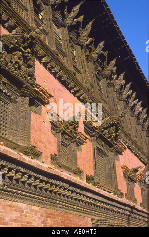 Élaborer la sculpture sur bois sur le "Palais de 55 fenêtres' Bhaktapur, Vallée de Katmandou au Népal Banque D'Images