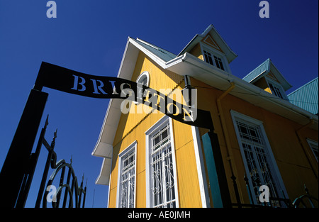 Carton ondulé peint de couleurs vives, l'hôtel de fer vêtu dans le port historique de Valparaiso, Chili. Banque D'Images