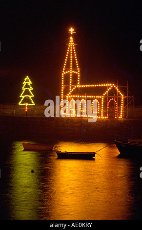 Partie de mousehole lights vue sur le port de Cornwall de Noël Banque D'Images