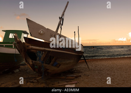 Bateau de pêche endommagés, le vieillissement avec 'Romance' peint sur le côté. Banque D'Images