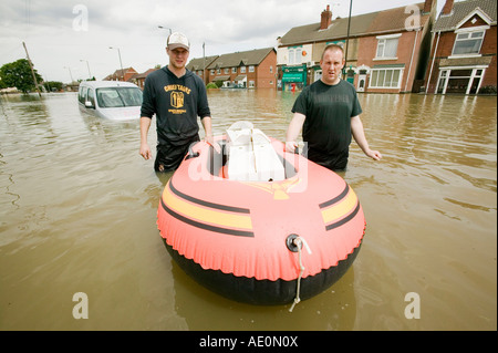 Les hommes de sauvetage des chats de l'inondations au bar sans frais près de Doncaster, dans le Yorkshire du Sud, UK Banque D'Images