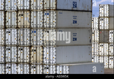 Conteneurs empilés jusqu'au port de Felixstowe, Suffolk, UK. Banque D'Images