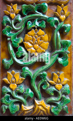 Détail de la céramique modèle floral sur mur à l'intérieur de la Cité Interdite à Beijing Banque D'Images