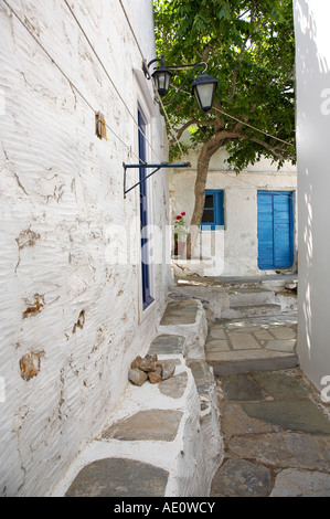 Rue étroite traditionnelle à Ano Syros Banque D'Images