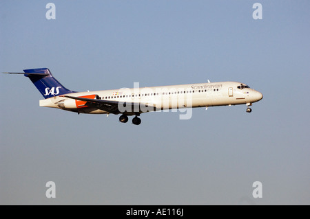 Scandinavian Airlines System un avion à l'atterrissage à l'aéroport de Zurich, Suisse Banque D'Images