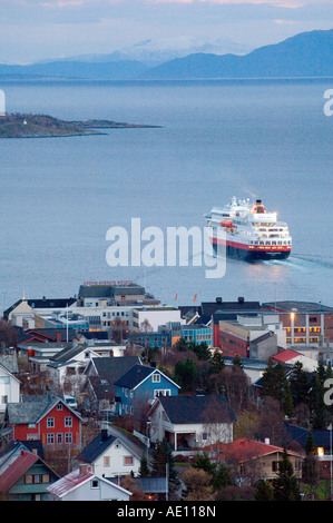 Finnmarken navire quittant le port de Harstad, Norvège Banque D'Images