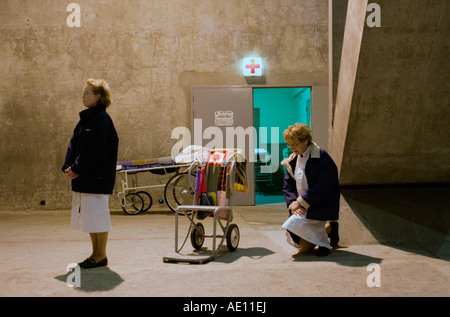 Le service divin dans une basilique à Lourdes, France Banque D'Images