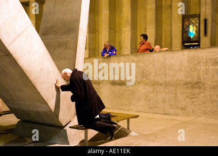 Le service divin dans une basilique à Lourdes, France Banque D'Images