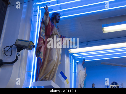 Statue de Jésus Christ à un magasin de souvenirs à Lourdes, France Banque D'Images