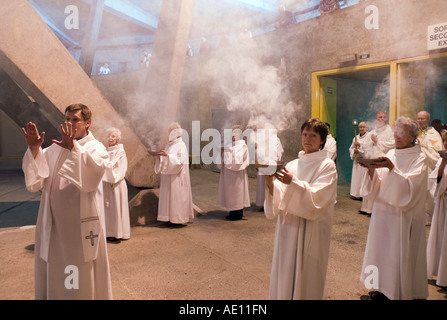 Le service divin dans une basilique à Lourdes, France Banque D'Images