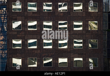 Les reflets dans les fenêtres d'un bâtiment commercial à Londres Banque D'Images