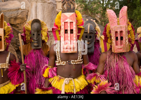 L'Afrique de l'Ouest Afrique Mali Pays Dogon Bandiagara cérémonial masqué danseurs Dogon Sangha proche Banque D'Images