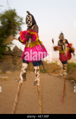 L'Afrique de l'Ouest Afrique Mali Pays Dogon Bandiagara Dogon cérémonial masqué danseurs sur échasses près de Sangha Banque D'Images