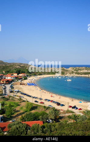 Kalamitsi Beach sur la péninsule de Sithonia, sur la péninsule de Chalcidice en Grèce avec le Mont Athos dans l'arrière-plan Banque D'Images