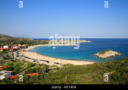 Kalamitsi Beach sur la péninsule de Sithonia, sur la péninsule de Chalcidice en Grèce avec le Mont Athos dans l'arrière-plan Banque D'Images