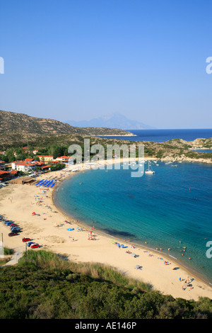 Kalamitsi Beach sur la péninsule de Sithonia, sur la péninsule de Chalcidice en Grèce avec le Mont Athos dans l'arrière-plan Banque D'Images