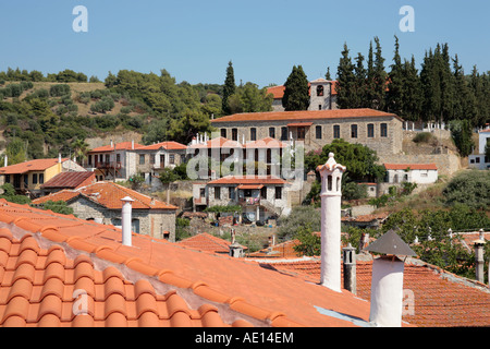 Cheminées typiques dans la vieille ville de Nikiti à l'entrée de la péninsule de Sithonia, sur la péninsule de Chalcidice Banque D'Images