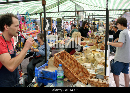 Le marché des fermiers à Broadway market, Hackney, Londres Banque D'Images