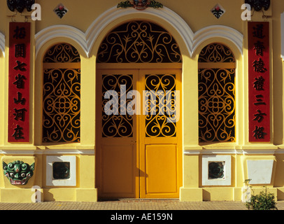 Porte et fenêtres en ogive à l'avant du Temple de Dinh Phu Chau, Chau Doc, le Viet Nam Banque D'Images