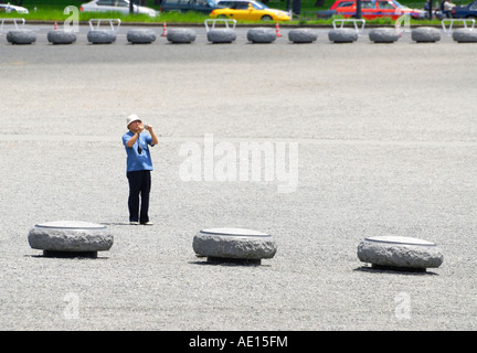 Un touriste japonais à prendre des photos à l'Imperial Palace jardin extérieur, Tokyo, Japon Banque D'Images