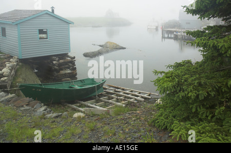 Un bateau dessiné à terre dans le petit port de Blue Rocks près d'Halifax en Nouvelle-Écosse dans le brouillard Banque D'Images