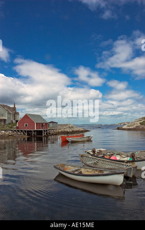 John Dory bateaux au mouillage dans le minuscule village de pêcheurs de Peggy's Cove en Nouvelle-Écosse Banque D'Images