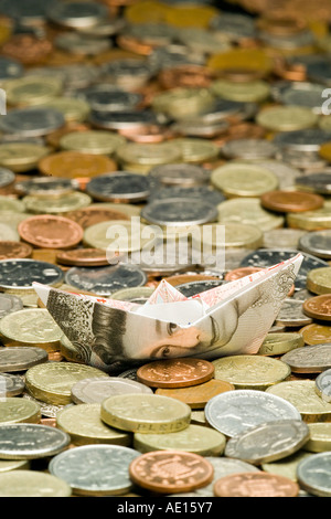 €5050 pound note papier bateau flottant sur une mer d'anglais British UK coins Banque D'Images