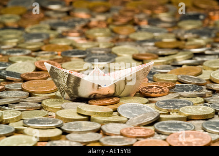 €5050 pound note papier bateau flottant sur une mer d'anglais British UK coins Banque D'Images