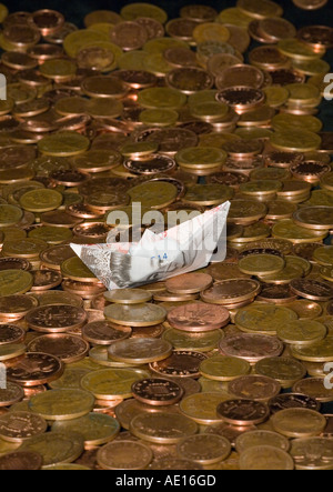 €5050 pound note papier bateau flottant sur une mer d'anglais British UK coins Banque D'Images