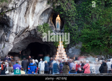 Pèlerins priant devant la Grotte de Massabielle à Lourdes, France Banque D'Images