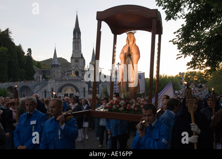 La Procession aux chandelles à Lourdes, France Banque D'Images