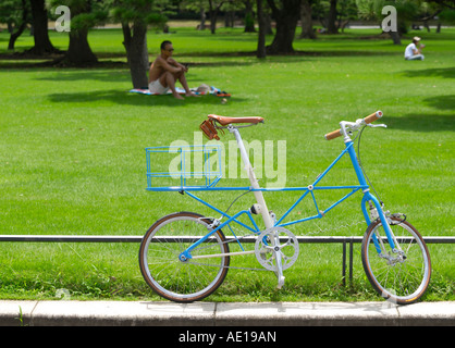 Un vélo stationné à l'imperial palace jardin extérieur Banque D'Images