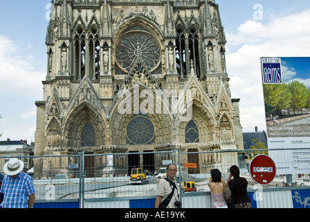 Reims France, façade, monuments religieux 'Cathédrale notre Dame' 'Architecture gothique' vue de face avec chantier de la place Banque D'Images