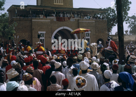 L'Afrique de l'Ouest NIGERIA Katsina Salah jour marquant la fin du Ramadan. La foule autour de l'Émir et sa suite au palace Banque D'Images