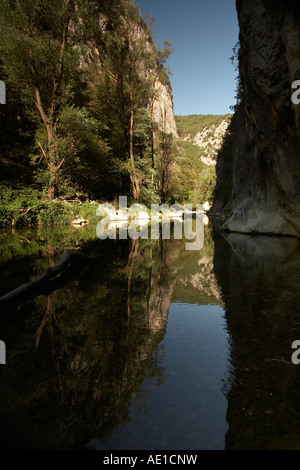 Dans le flux de Sentino Gola Rossa et de Frasassi national park en été dans les montagnes des Apennins en Italie Banque D'Images