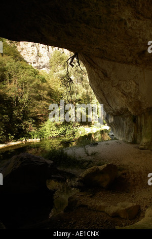 Le long de la grotte Sentino ruisseau dans la Gola Rossa et de Frasassi parc national dans les montagnes des Apennins en Italie Banque D'Images