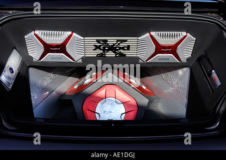 Puissant système audio automobile Sony Xplod dans un coffre d'une voiture Banque D'Images