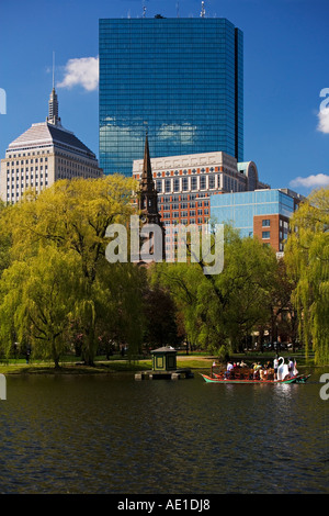 Bateau Swan dans le lagon au Jardin Public de Boston Back Bay avec plusieurs bâtiments dans l'arrière-plan Boston MA USA Banque D'Images