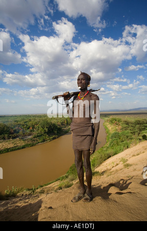 Karo Tribesman debout devant la rivière Omo Vallée de l'Omo Ethiopie Afrique inférieur Banque D'Images