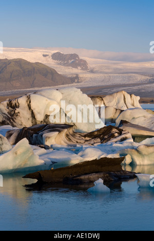 Le sud de l'Islande du sud de l'Islande Jokulsarlon Glacial Lagoon Rivière Vatnajokull icebergs flottant dans la lagune sous Breidamer Banque D'Images