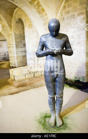 Vue frontale du son II 1986 sculpture d'Antony Gormley dans la crypte de la cathédrale de Winchester, Hampshire, Angleterre Banque D'Images