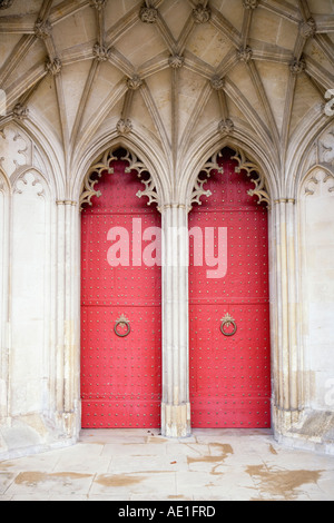 Deux portes rouges menant à la cathédrale de Winchester, Winchester, Hampshire, Angleterre, Grande-Bretagne Banque D'Images