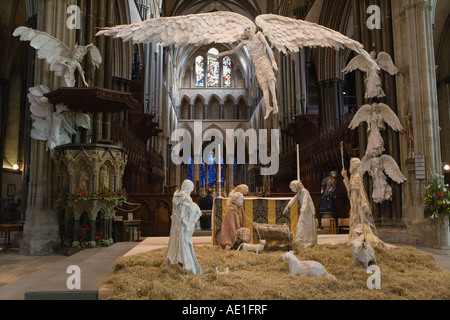 Crèche papier mâché ou berceau conçu par l'artiste local Peter Rush à la cathédrale de Salisbury Banque D'Images