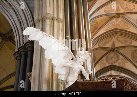 Détail d'un ange papier mâché par l'artiste local Peter Rush à la cathédrale de Salisbury Banque D'Images