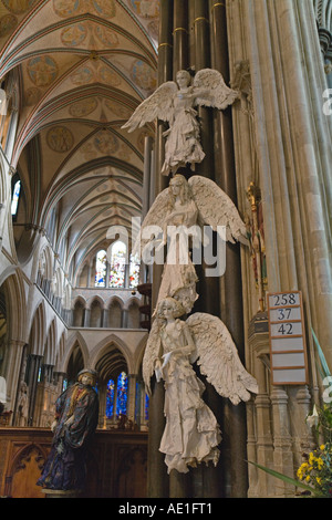 Anges conçu et mis à l'aide de papier mâché par l'artiste local Peter Rush La cathédrale de Salisbury Banque D'Images